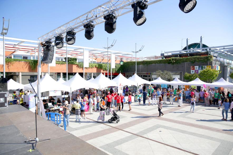 Feria de las Asociaciones 2018 - Imagen del escenario y parte de la Feria.