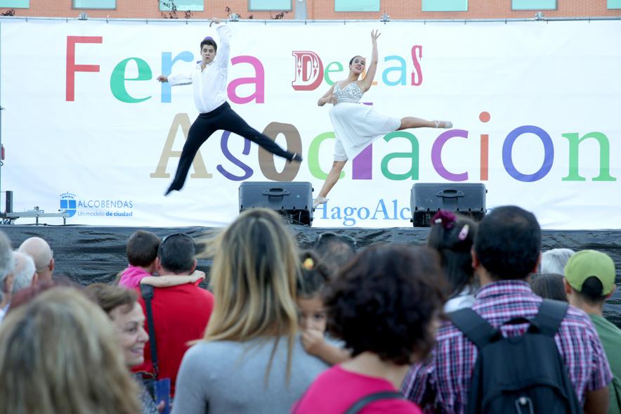 Feria de Las Asociaciones 2016 - Imagen de unos bailarines en el escenario.