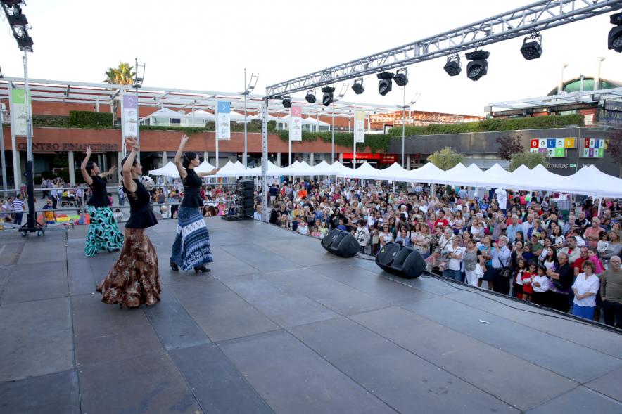 Feria de Las Asociaciones 2016 - Imagen de unas bailarinas en el escenario.