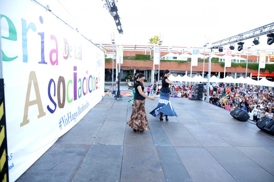 Feria de Las Asociaciones 2016 - Imagen de unas bailarinas en el escenario.