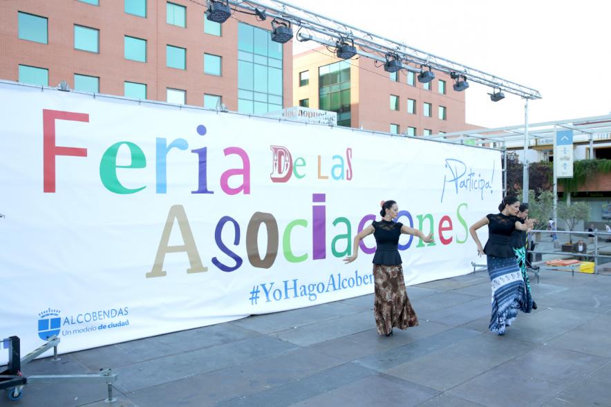 Feria de Las Asociaciones 2016 - Imagen de unas bailarinas en el escenario.