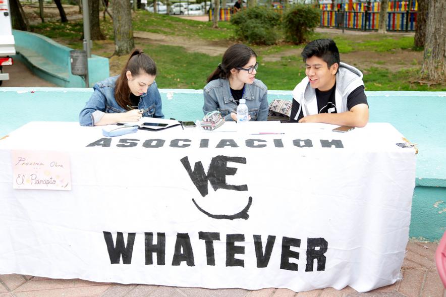 Feria Asociativa Juvenil - Stand con jóvenes.