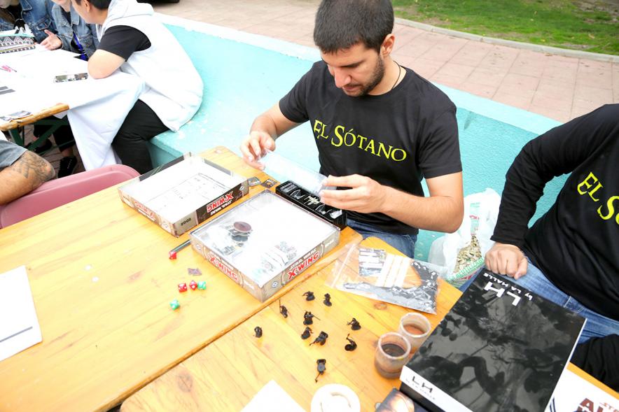 Feria Asociativa Juvenil - Participante feria jugando a un juego de mesa.