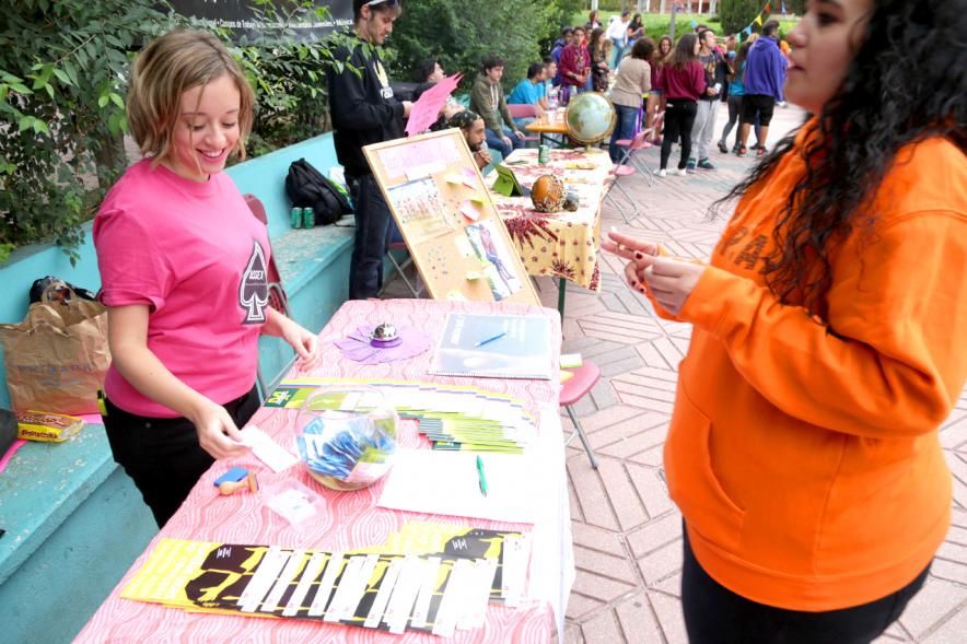 Feria Asociativa Juvenil - Stand con jóvenes.
