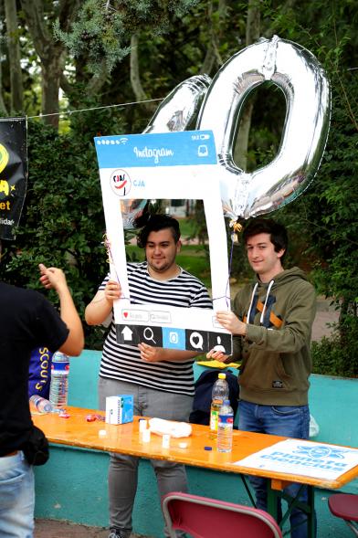 Feria Asociativa Juvenil - Stand con jóvenes.