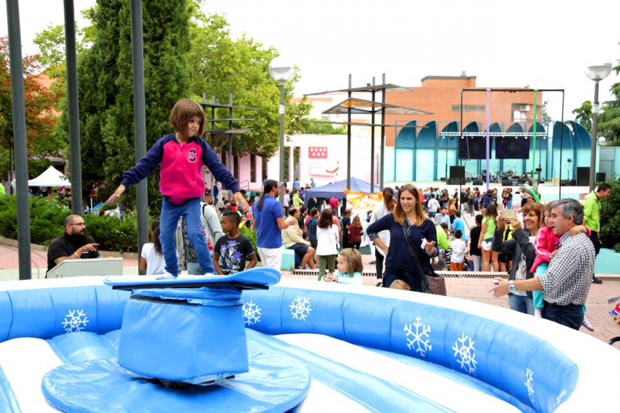 Feria Asociativa Juvenil - Jóvenes participando en la actividades.