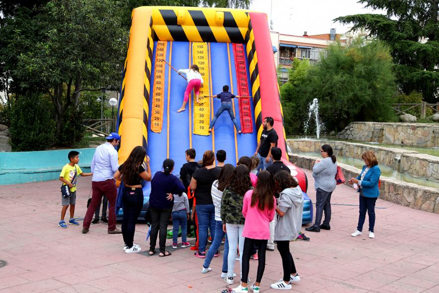 Feria Asociativa Juvenil - Jóvenes participando en la actividades.