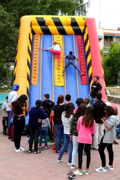Feria Asociativa Juvenil - Jóvenes participando en la actividades.