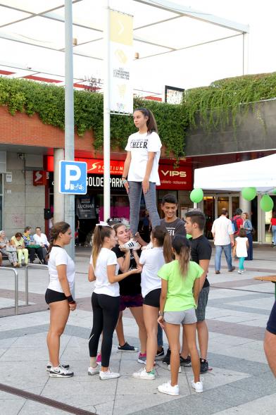 Feria Juvenil de Asociaciones - Los jóvenes haciendo gimnasia.