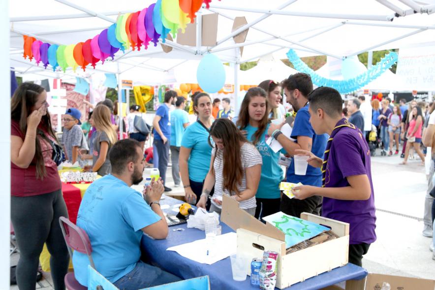 Feria Juvenil de Asociaciones - Los jóvenes en una de las actividades.
