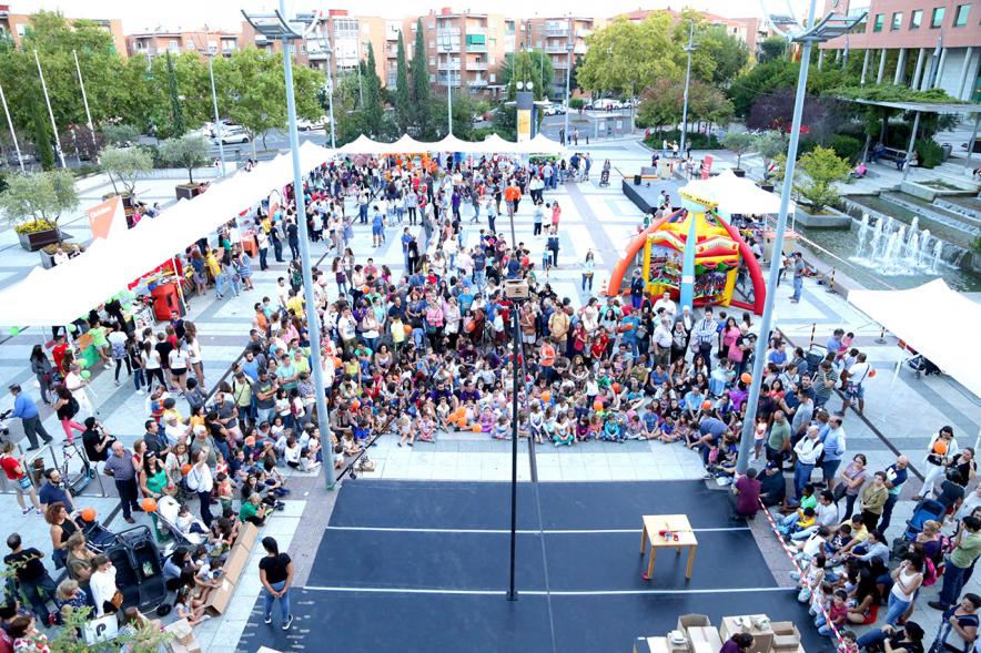 Feria Juvenil de Asociaciones - Cenital del público de la feria.