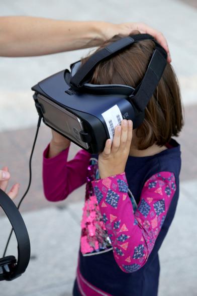 Feria Juvenil de Asociaciones - Usuaria infantil  usando la  realidad virtual.