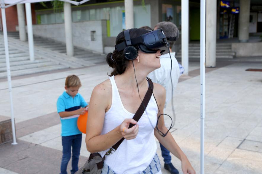 Feria Juvenil de Asociaciones - Joven usando las gafas de  realidad virtual.
