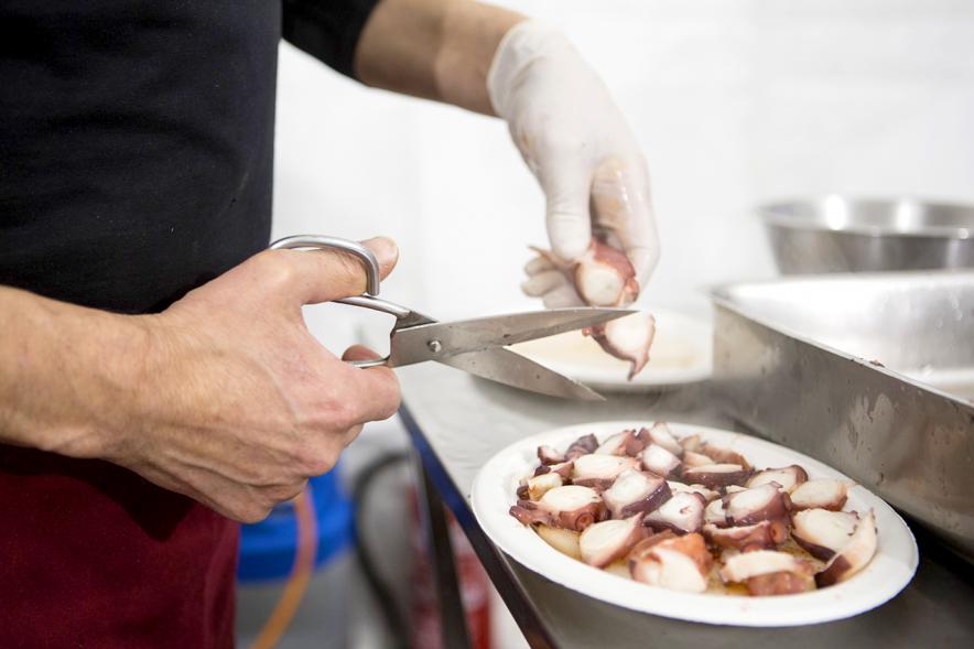 Preparación de plato de pulpo. 