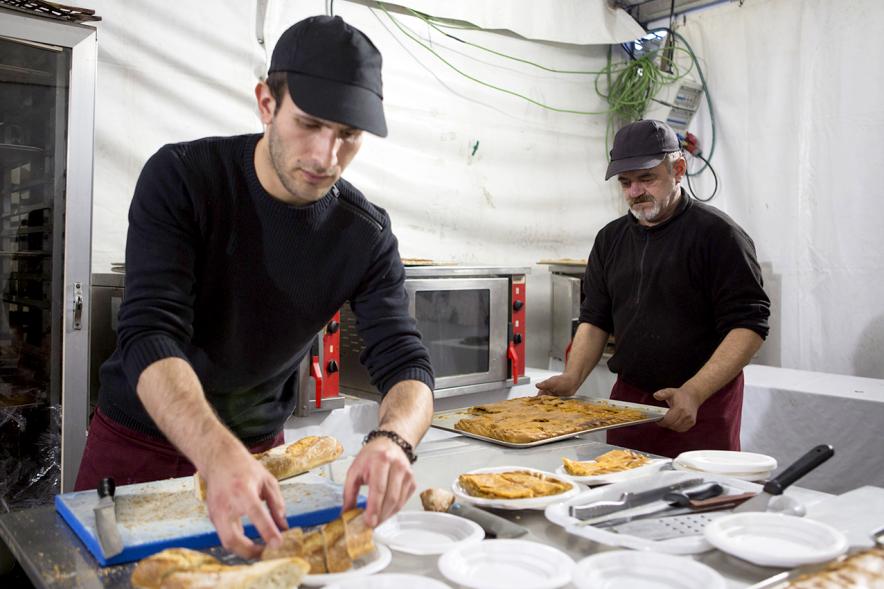 Cocineros preparando los platos. 