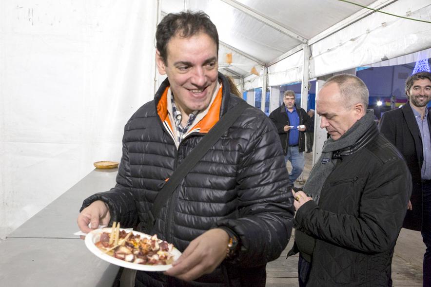 Comensales degustando los platos típicos. 