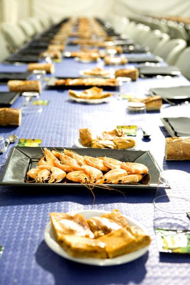 Mesa para los comensales con platos típicos.