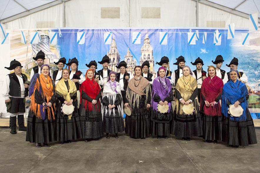 Grupo de danza con trajes típicos. 