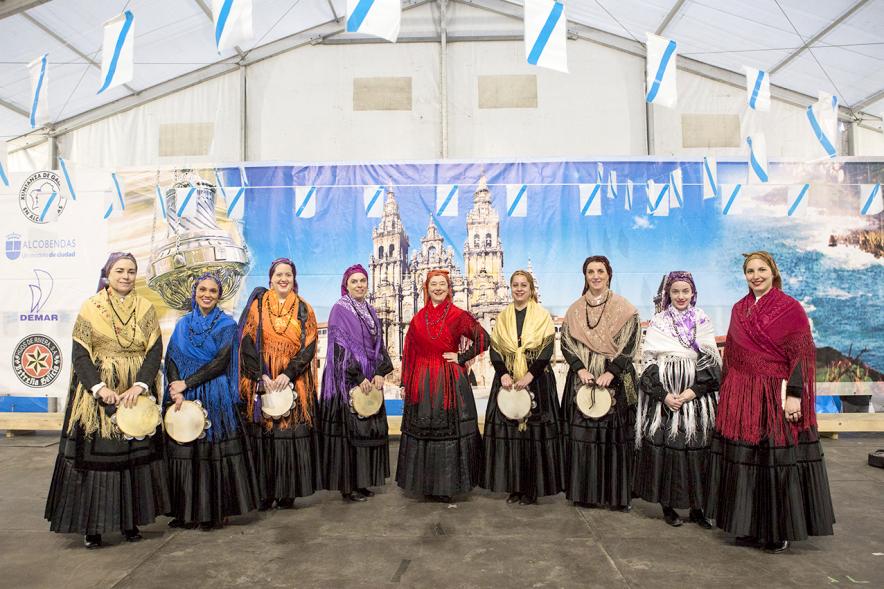 Participantes en el evento, con trajes típicos. 
