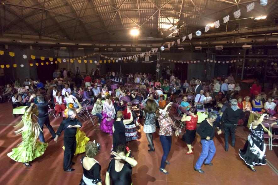Feria de Abril de Alcobendas 2017 - Imagen del público asistente bailando sevillanas.
