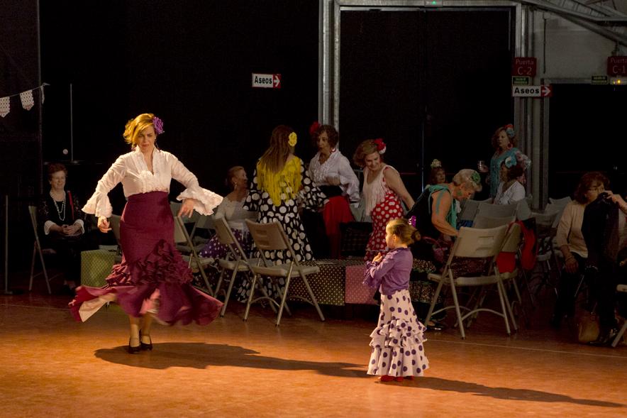 Feria de Abril 2018 - Imagen de una mujer y una niña vestidas de andaluzas bailando sevillanas.