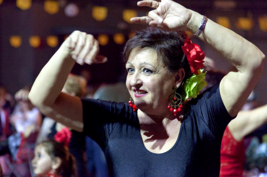 Feria de Abril de Alcobendas 2017 - Imagen de una asistente a la feria bailando sevillanas.