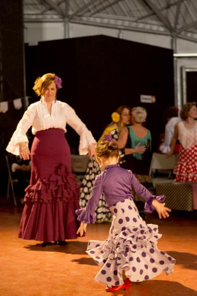 Feria de Abril 2018 -Imagen de una mujer y una niña vestidas de andaluzas bailando sevillanas.