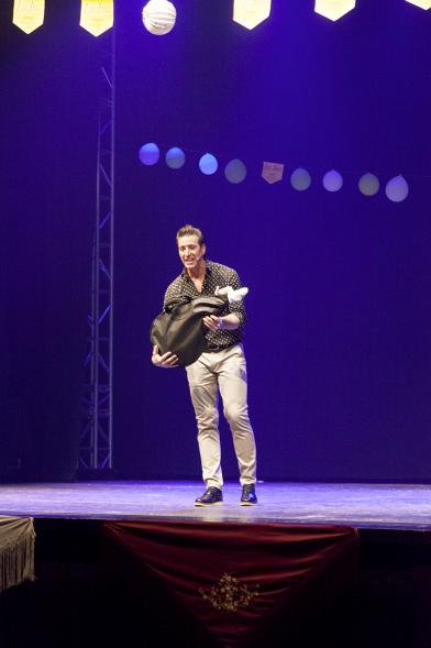 Feria de Abril de Alcobendas 2017 - Imagen de un hombre en el escenario.