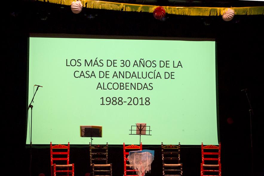 Feria de Abril 2018 - Imagen diapositiva en el escenario con el texto "los más de 30 años de la casa de Andalucía en Alcobendas 10988-2018"