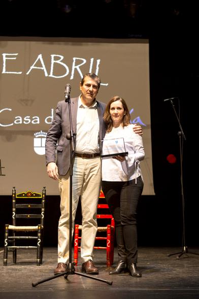Feria de Abril 2018 - Imagen de una persona recibiendo una placa conmemorativa en el escenario.