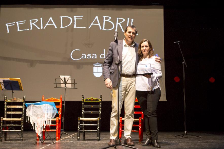 Feria de Abril 2018 - Imagen de persona escenario después de haber recibido su placa homenaje.