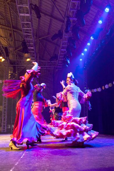 Feria de Abril de Alcobendas 2017 - Imagen de dos personas bailando sevillanas.