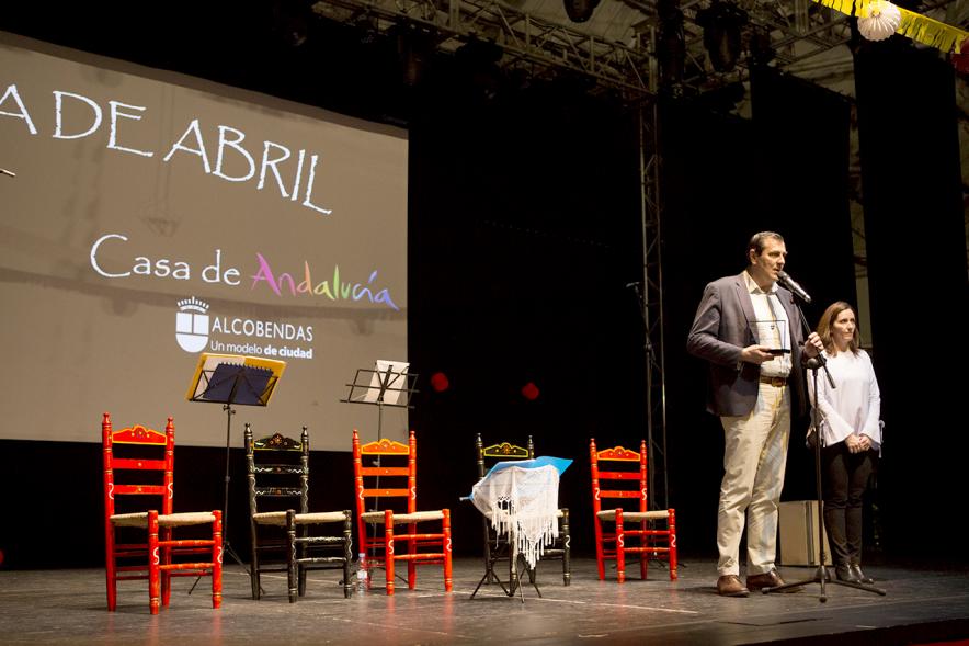 Feria de Abril 2018 - Imagen de persona escenario dirigiendo una palabras a los asistentes al evento.