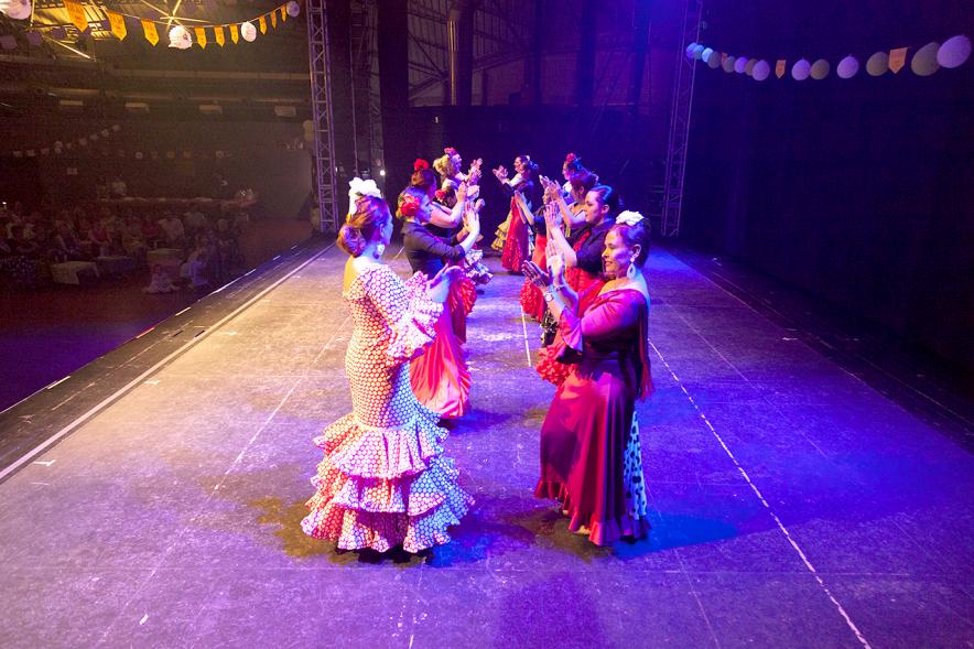 Feria de Abril de Alcobendas 2017 - Imagen de personas bailando sevillanas en el escenario.