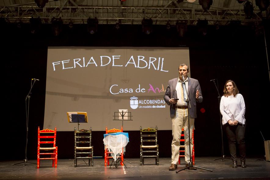 Feria de Abril 2018 - Imagen de una persona diciendo unas palabras antes de hacer entrega de la placa conmemorativa.