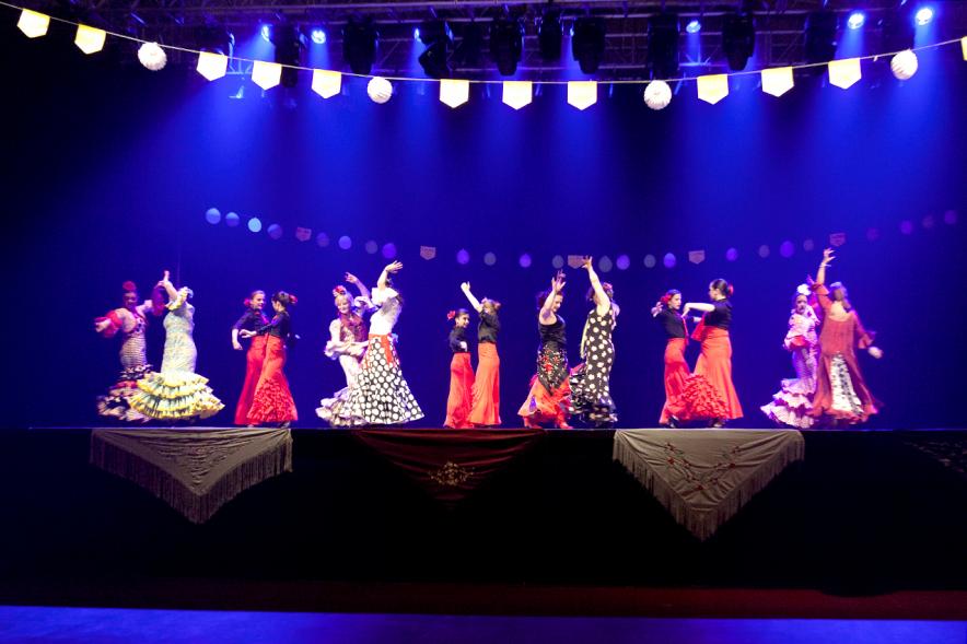 Feria de Abril de Alcobendas 2017 - Imagen de personas bailando sevillanas en el escenario.