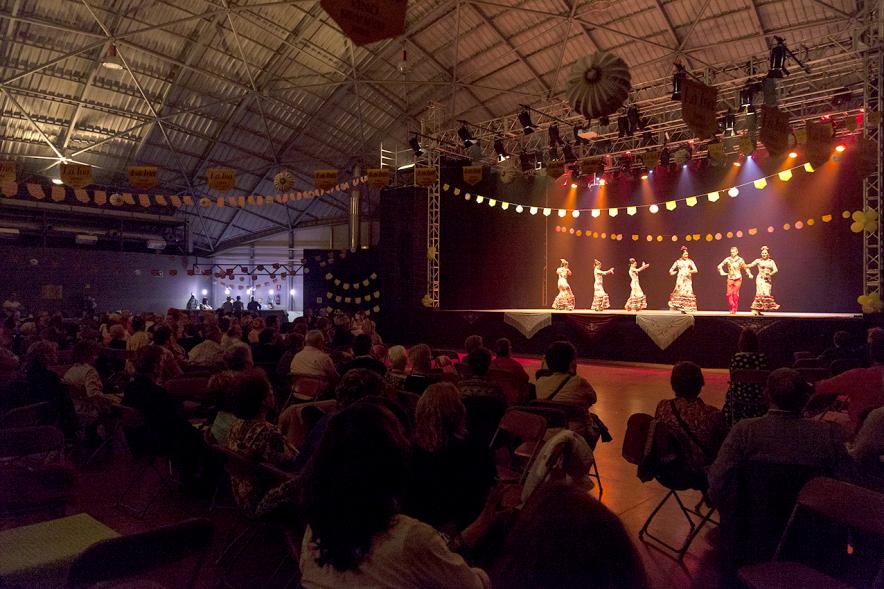 Feria de Abril de Alcobendas 2017 - Imagen de personas bailando sevillanas en el escenario.