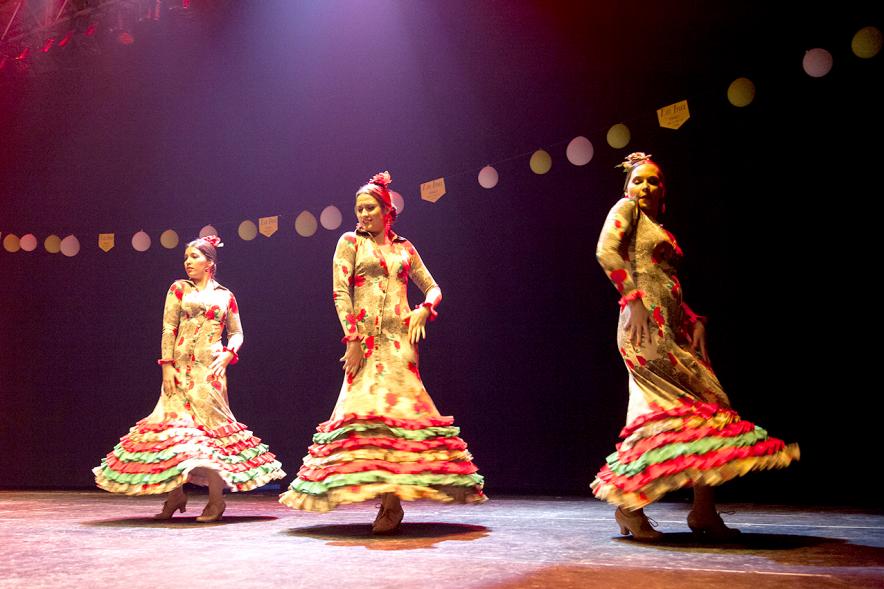 Feria de Abril de Alcobendas 2017 - Imagen de personas bailando sevillanas en el escenario.