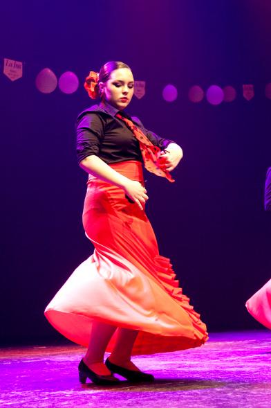 Feria de Abril de Alcobendas 2017 - Imagen de una persona bailando sevillanas en el escenario.