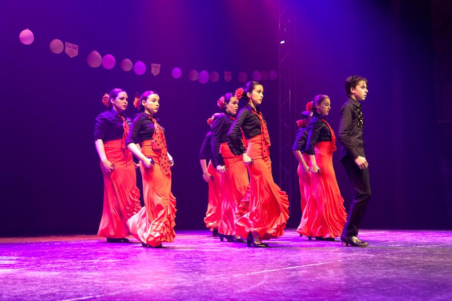 Feria de Abril de Alcobendas 2017 - Imagen de unas personas bailando sevillanas en el escenario.