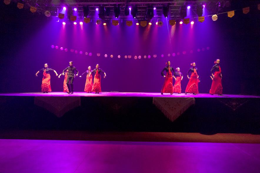 Feria de Abril de Alcobendas 2017 - Imagen de personas bailando sevillanas en el escenario visto desde lejos.