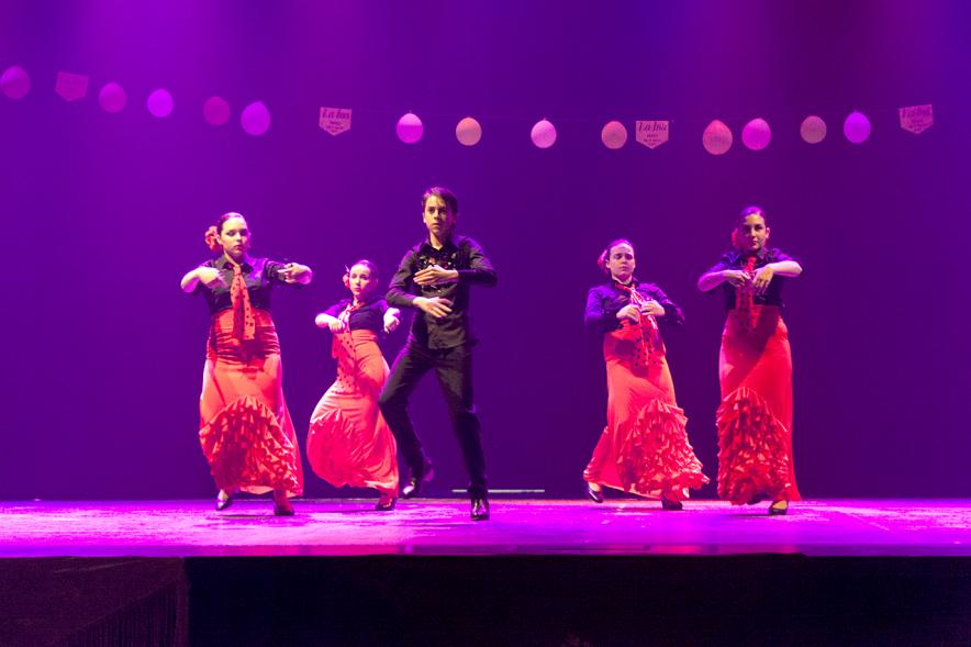 Feria de Abril de Alcobendas 2017 - Imagen de personas bailando sevillanas en el escenario.