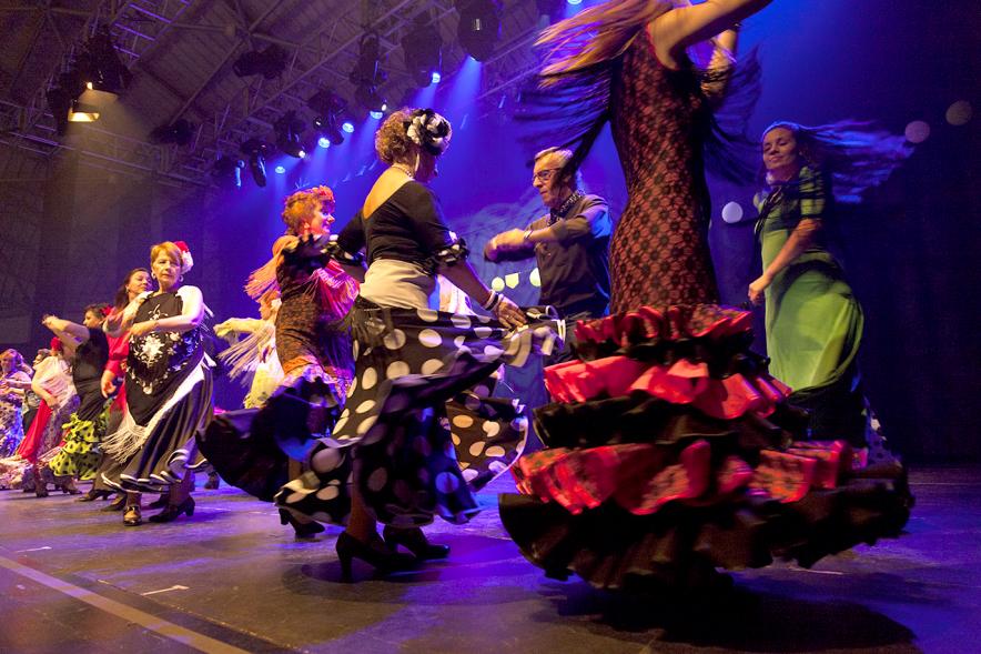 Feria de Abril de Alcobendas 2017 - Imagen de personas bailando sevillanas en el escenario.
