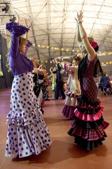 Feria de Abril de Alcobendas 2017 - Imagen de dos personas bailando sevillanas.