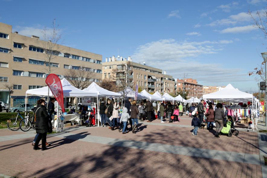 Feria de Compras al Aire Libre en el Paseo de Valdelasfuentes - Imagen general de la feria.