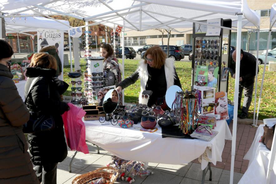Feria de Compras al Aire Libre en el Paseo de Valdelasfuentes - Imagen de un puesto de la feria rodeado de personas.