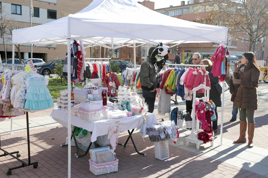 Feria de Compras al Aire Libre en el Paseo de Valdelasfuentes - Imagen de un puesto de la feria rodeado de personas.