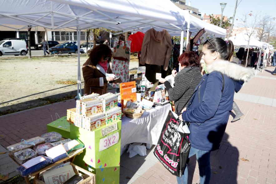 Feria de Compras al Aire Libre en el Paseo de Valdelasfuentes - Imagen de un puesto de la feria rodeado de personas.