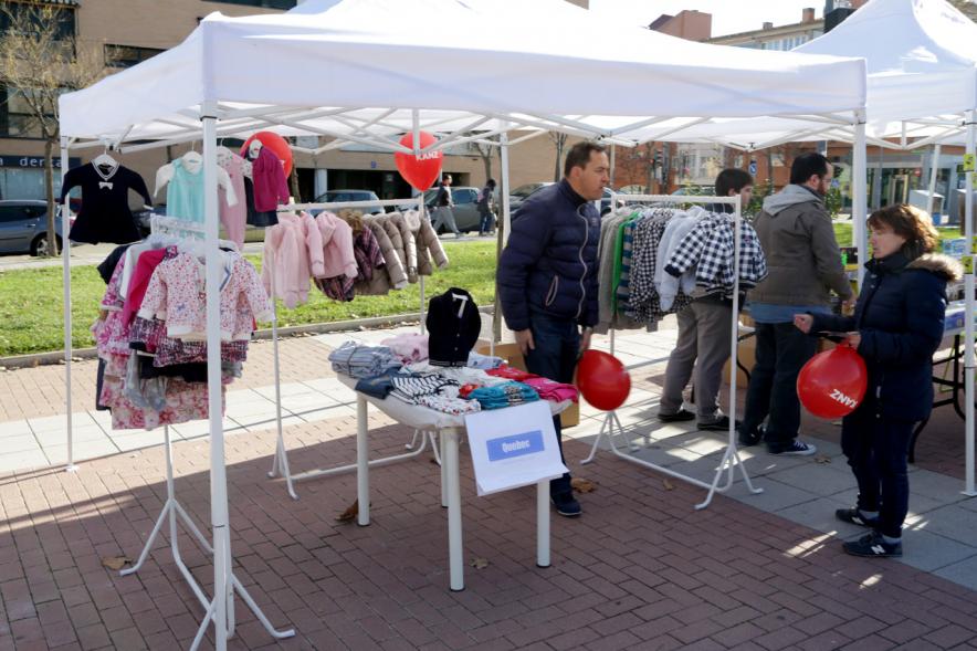 Feria de Compras al Aire Libre en el Paseo de Valdelasfuentes - Imagen de un puesto de la feria rodeado de personas.