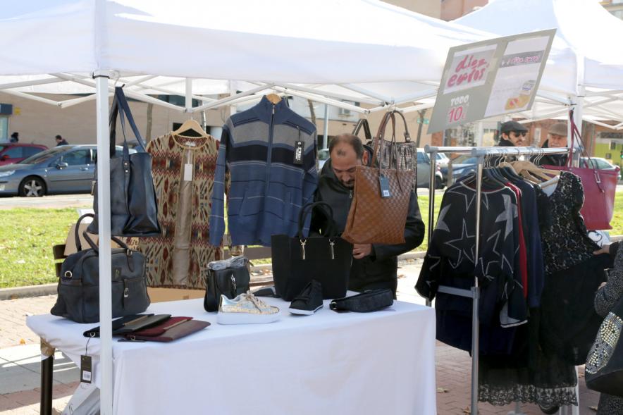 Feria de Compras al Aire Libre en el Paseo de Valdelasfuentes - Imagen de un puesto de la feria.